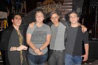 PEOPLE - Phil Collins mit seinem Sohn Nicholas im Hard Rock Cafe in Hollywood