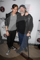 PEOPLE - Phil Collins mit seinem Sohn Nicholas im Hard Rock Cafe in Hollywood