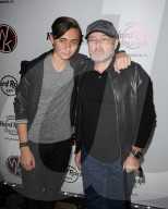 PEOPLE - Phil Collins mit seinem Sohn Nicholas im Hard Rock Cafe in Hollywood