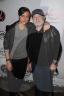 PEOPLE - Phil Collins mit seinem Sohn Nicholas im Hard Rock Cafe in Hollywood