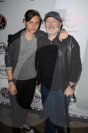PEOPLE - Phil Collins mit seinem Sohn Nicholas im Hard Rock Cafe in Hollywood