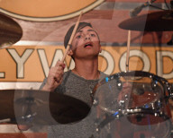 PEOPLE - Phil Collins mit seinem Sohn Nicholas im Hard Rock Cafe in Hollywood