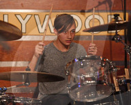 PEOPLE - Phil Collins mit seinem Sohn Nicholas im Hard Rock Cafe in Hollywood
