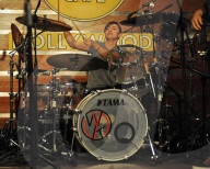 PEOPLE - Phil Collins mit seinem Sohn Nicholas im Hard Rock Cafe in Hollywood