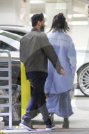EXKLUSIV - Selena Gomez und The Weeknd Hand in Hand vor Dave & Buster's 