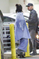 EXKLUSIV - Selena Gomez und The Weeknd Hand in Hand vor Dave & Buster's 