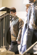 EXKLUSIV - Selena Gomez und The Weeknd Hand in Hand vor Dave & Buster's 