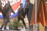 EXKLUSIV - Selena Gomez und The Weeknd Hand in Hand vor Dave & Buster's 