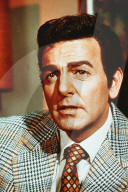 PEOPLE - Mike Connors  ist im Alter von 91 gestorben