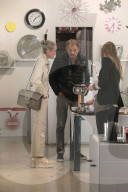 EXKLUSIV - Johnny und Laeticia Hallyday kaufen bei Alessi in Beverly Hills ein