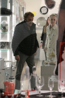 EXKLUSIV - Johnny und Laeticia Hallyday kaufen bei Alessi in Beverly Hills ein