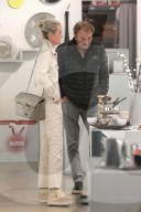EXKLUSIV - Johnny und Laeticia Hallyday kaufen bei Alessi in Beverly Hills ein