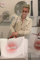 EXKLUSIV - Johnny und Laeticia Hallyday kaufen bei Alessi in Beverly Hills ein