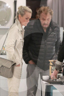 EXKLUSIV - Johnny und Laeticia Hallyday kaufen bei Alessi in Beverly Hills ein