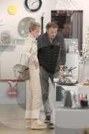 EXKLUSIV - Johnny und Laeticia Hallyday kaufen bei Alessi in Beverly Hills ein