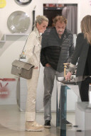 EXKLUSIV - Johnny und Laeticia Hallyday kaufen bei Alessi in Beverly Hills ein