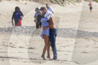PEOPLE - Georgia May Foote und George Alsford turteln am Beach von Malibu