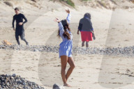 PEOPLE - Georgia May Foote und George Alsford turteln am Beach von Malibu