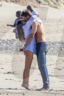 PEOPLE - Georgia May Foote und George Alsford turteln am Beach von Malibu