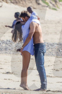 PEOPLE - Georgia May Foote und George Alsford turteln am Beach von Malibu