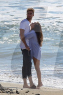 PEOPLE - Georgia May Foote und George Alsford turteln am Beach von Malibu