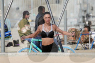 EXKLUSIV - Adriana Lima posiert sportlich für Victoria's Secret in Venice Beach