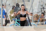 EXKLUSIV - Adriana Lima posiert sportlich für Victoria's Secret in Venice Beach