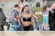 EXKLUSIV - Adriana Lima posiert sportlich für Victoria's Secret in Venice Beach