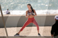 EXKLUSIV - Adriana Lima posiert sportlich für Victoria's Secret in Venice Beach