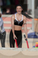 EXKLUSIV - Adriana Lima posiert sportlich für Victoria's Secret in Venice Beach