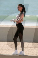 EXKLUSIV - Adriana Lima posiert sportlich für Victoria's Secret in Venice Beach