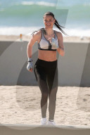 EXKLUSIV - Adriana Lima posiert sportlich für Victoria's Secret in Venice Beach