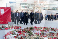 NEWS - Berlin: Merkel und Hollande gedenken der Opfer am Breitscheidplatz