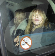 PEOPLE - Promis verlassen in guter Stimmung das Dorchester Hotel in London