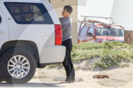 EXKLUSIV - Anthony Kiedis surft am Beach von Malibu