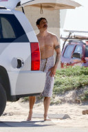 EXKLUSIV - Anthony Kiedis surft am Beach von Malibu