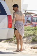 EXKLUSIV - Anthony Kiedis surft am Beach von Malibu