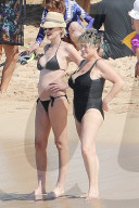 EXKLUSIV - Sharon Stone am Beach auf Maui