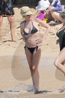 EXKLUSIV - Sharon Stone am Beach auf Maui