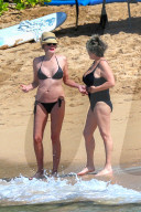 EXKLUSIV - Sharon Stone am Beach auf Maui