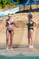 EXKLUSIV - Sharon Stone am Beach auf Maui