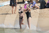 EXKLUSIV - Sharon Stone am Beach auf Maui