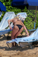 EXKLUSIV - Sharon Stone am Beach auf Maui