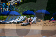 EXKLUSIV - Sharon Stone am Beach auf Maui