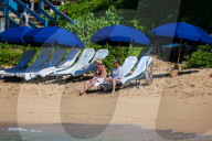 EXKLUSIV - Sharon Stone am Beach auf Maui