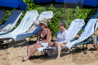 EXKLUSIV - Sharon Stone am Beach auf Maui