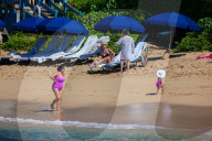 EXKLUSIV - Sharon Stone am Beach auf Maui