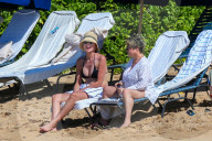 EXKLUSIV - Sharon Stone am Beach auf Maui