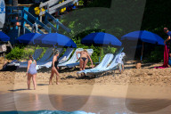 EXKLUSIV - Sharon Stone am Beach auf Maui
