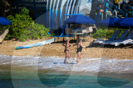 EXKLUSIV - Sharon Stone am Beach auf Maui